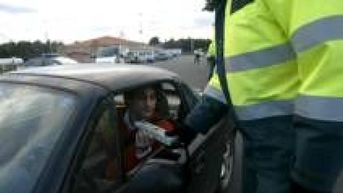 La Guardia Civil de Tráfico realiza constantes y rutinarios controles de alcoholemia