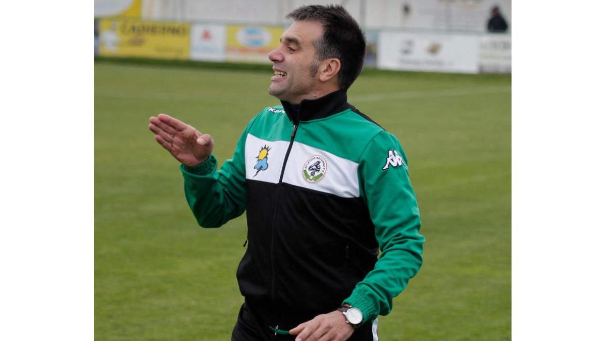 Miguel Ángel Miñambres, entrenador del Astorga. SECUNDINO PÉREZ