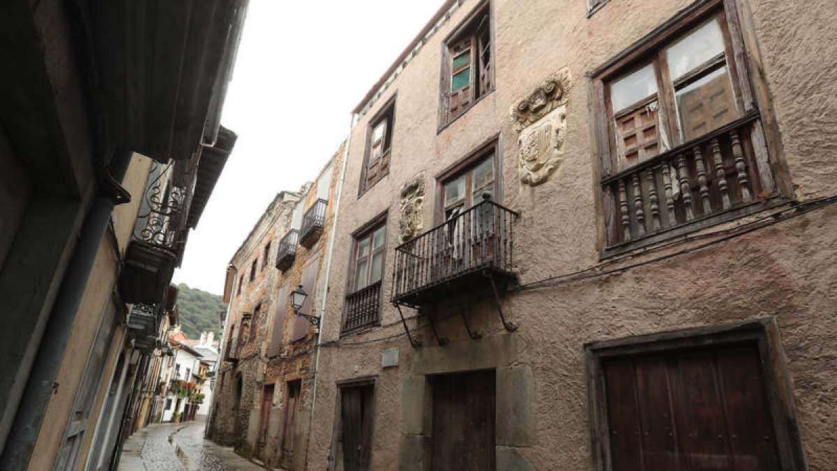 Imagen de archivo de la calle del Agua, con la histórica casa de Gil y Carrasco abandonada. LDM