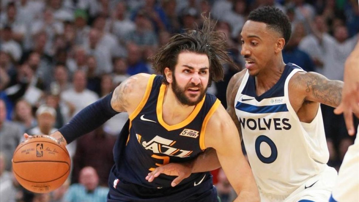 Ricky Rubio conduce el balón en un partido con los Jazz esta temporada