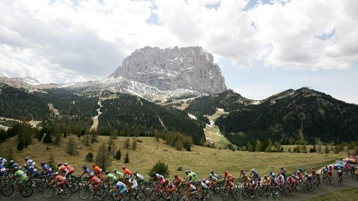 Una vista de los Dolomitas en Italia durante una carrera ciclista. STR