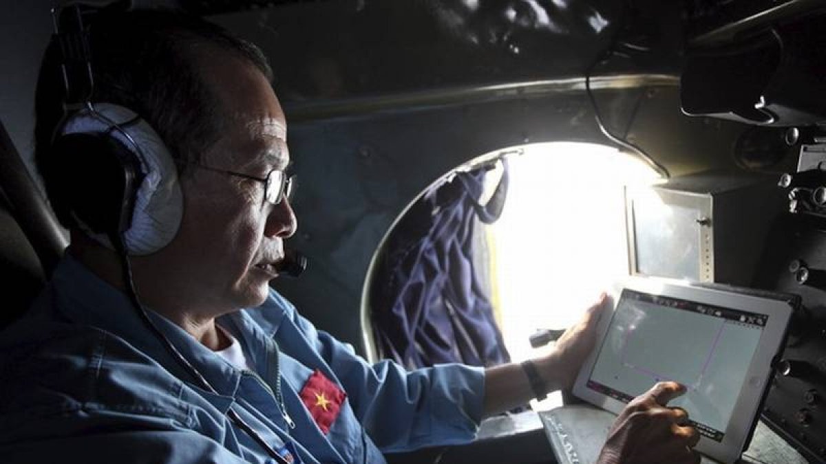 Un oficial de las Fuerzas Armadas de Vietnam trabaja durante la operación de búsqueda del vuelo de Malaysia Airlines desaparecido.
