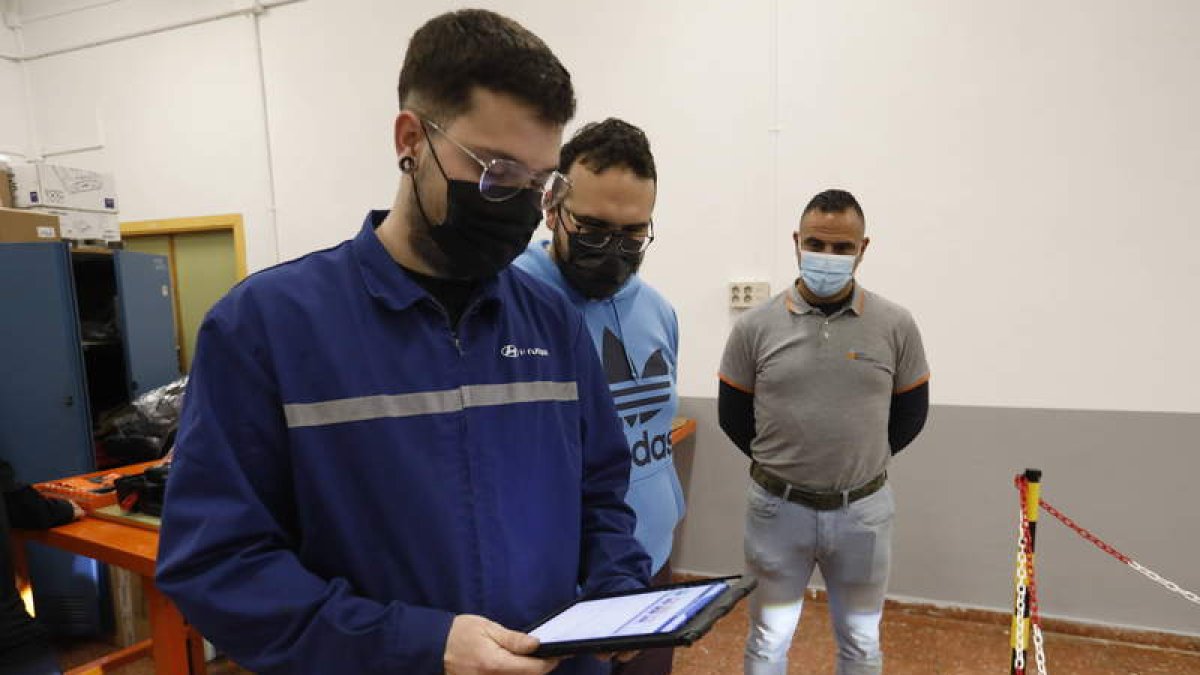 Arturo López Barrantes, Máximo Rodríguez Fernández y Antonio Lanza Blanco trabajan en el taller de Mantenimiento de vehículos híbridos y eléctricos del IES Giner de los Ríos