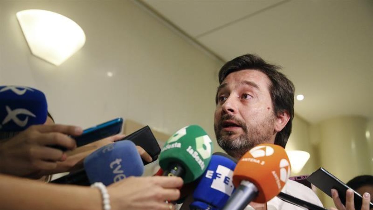 El responsable de relaciones con la sociedad civil de Podemos, Rafael Mayoral, durante las declaraciones a los medios en el Congreso.