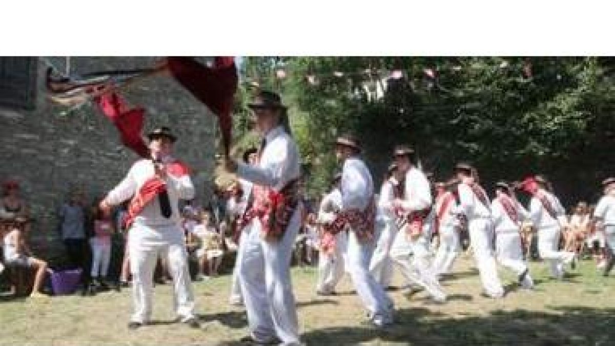 Las tradicionales danzas en la explanada del santuario volvieron a concitar ayer la atención de los