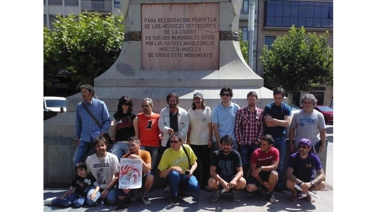 Los organizadores de la primera edición de Astor-Rock en una foto de grupo.