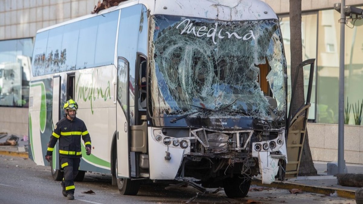 Así ha quedado el autobús tras perder el control. EFE