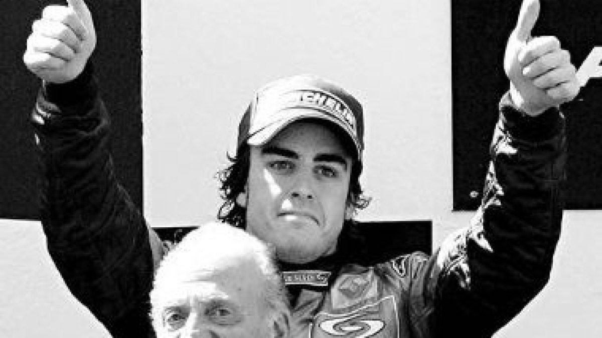 Don Juan Carlos celebra con Fernando Alonso su victoria. Al lado, el monarca, el 23-F