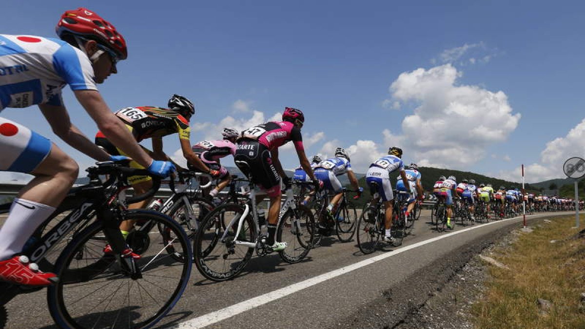 La Vuelta a León en su edición del año pasado cuando el pelotón llegaba a Sabero. JESÚS