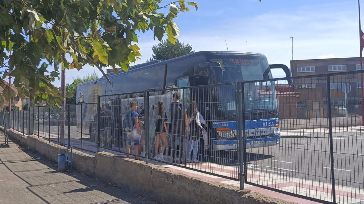 Alumnos se suben al autobús tras una espera de media hora. DL