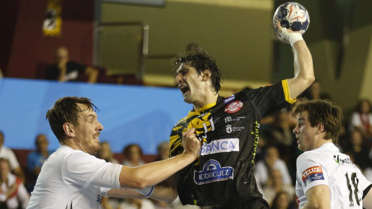 Fede Vieyra busca la portería del Elverum durante el partido disputado en el Palacio. FERNANDO OTERO PERANDONES