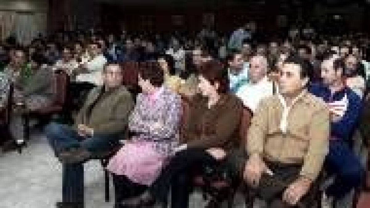 El salón era pequeño para acoger al medio millar de agricultores