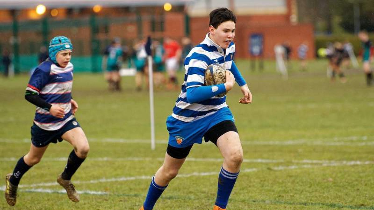Rodrigo Acero posa con el equipo del colegio que acaba de proclamarse campeón nacional de Inglaterra, a donde llegó con apenas nueve años después de pasar por Dinamarca. En el país nórdico empezó a jugar al rugby, hasta convertirse en una de las promesas