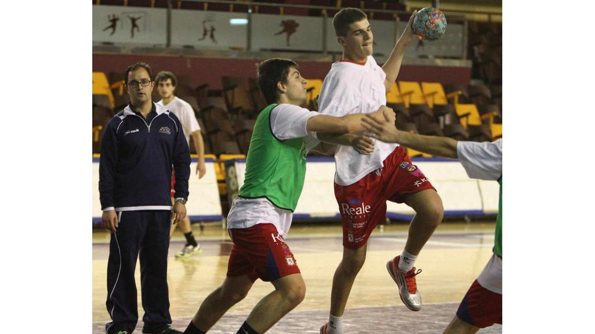 Dani Gordo en un entrenamiento con los canteranos.