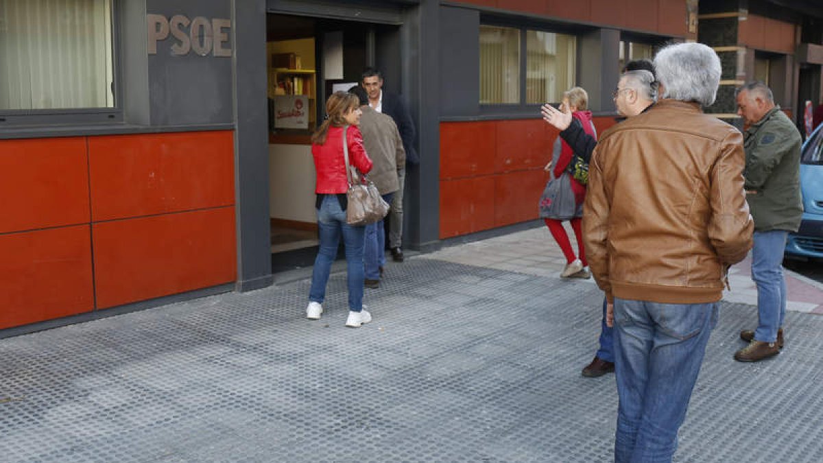 Militantes acceden a la sede socialista, ayer antes de que fuera cerrada a la prensa. F. OTERO