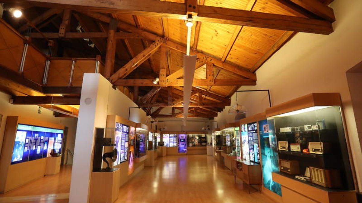 Aspecto que presentaba ayer el Museo de la Radio de Ponferrada en su jornada festiva. ANA F. BARREDO