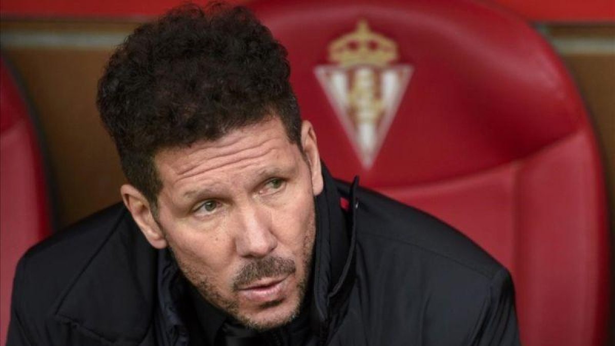 Diego Pablo Simeone, en el banquillo de El Molinón durante el partido de Liga contra el Sporting.