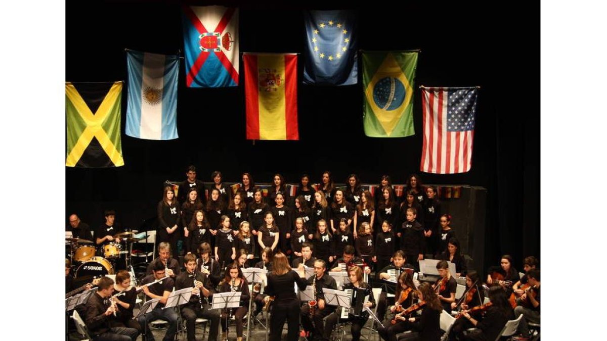 Alumnos de la escuela durante una actuación.