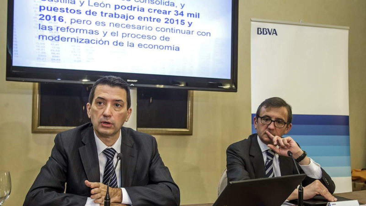 El director territorial de BBVA, Juan Carlos Hidalgo y el economista Rafael Doménech, ayer, en Burgos.