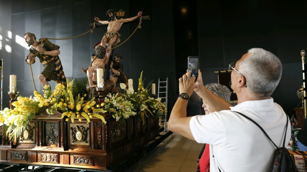 Un visitante fotografía La Exaltación de la Cruz, (JHS) de José Antonio Navaro Arteaga. FERNANDO OTERO