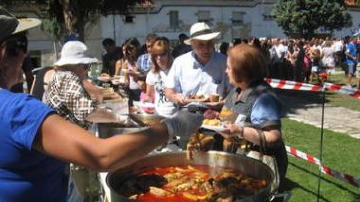 La degustación de la gran corderada concentró a una multitud en el parque.