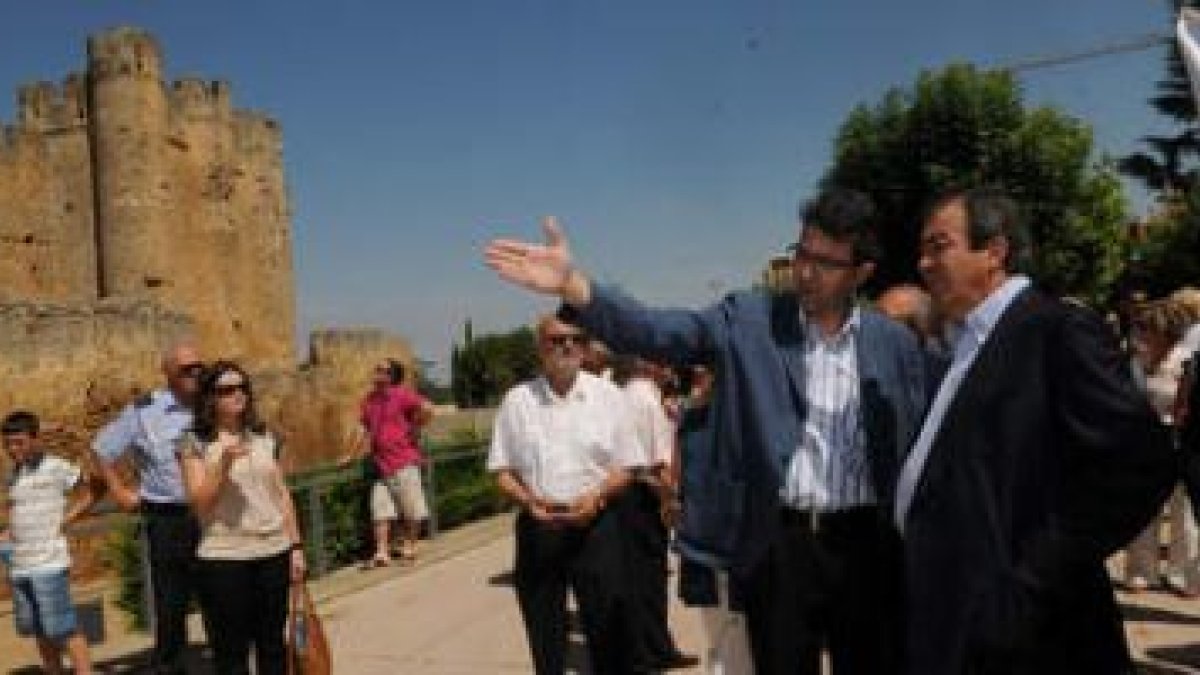 El alcalde Juan Martínez, muestra a Cascos el castillo restaurado ya que fue su principal promotor