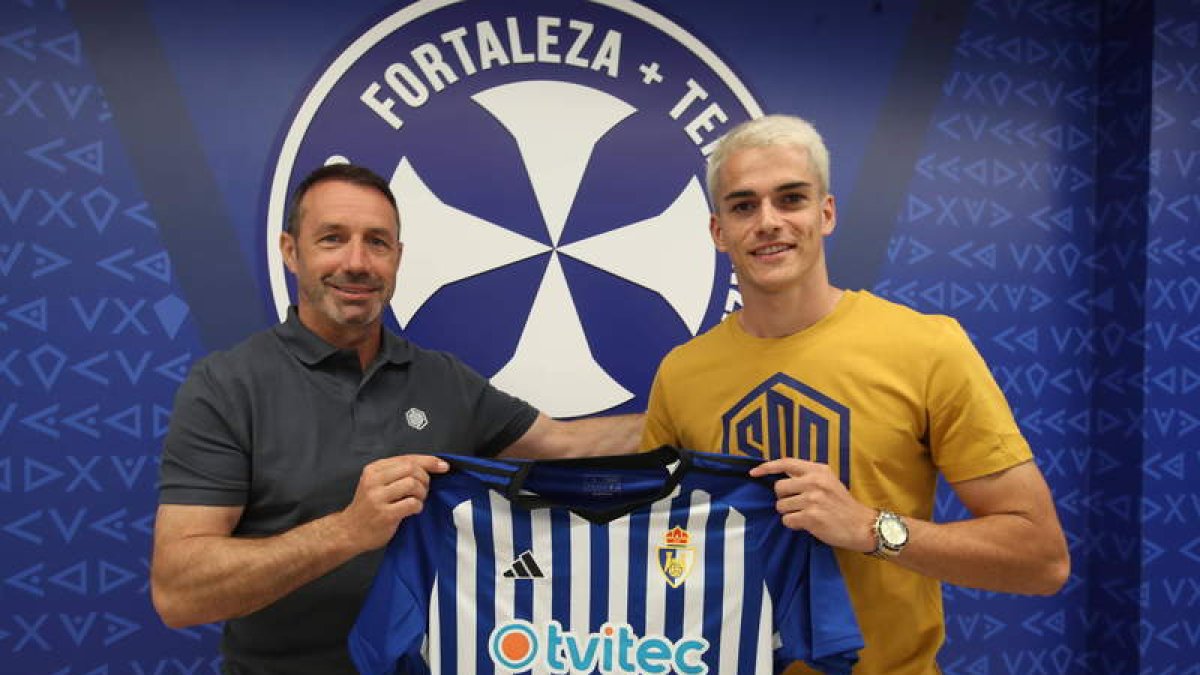Nil Jiménez ha sido el tercer futbolista presentado por la Deportiva Ponferradina en el transcurso de esta semana. L. DE LA MATA