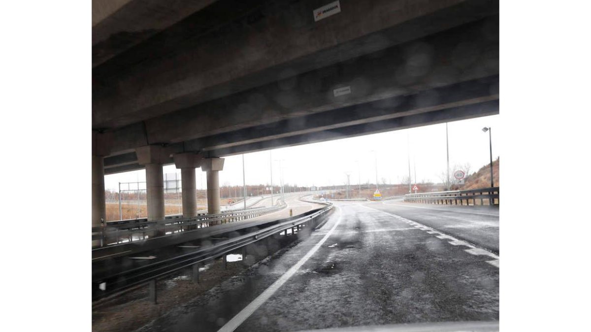 Imagen de la A-66 en un enlace próximo al oeste de la capital leonesa. JESÚS F. SALVADORES