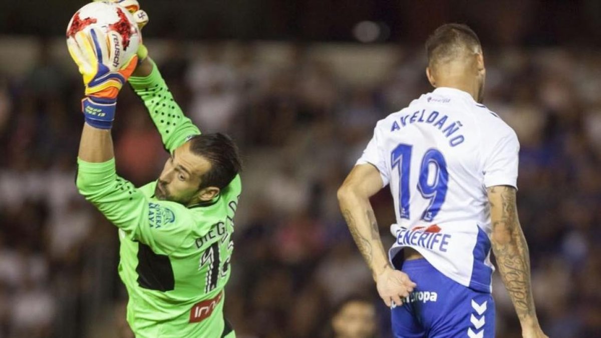 Diego López para un balón junto a Aveldaño.