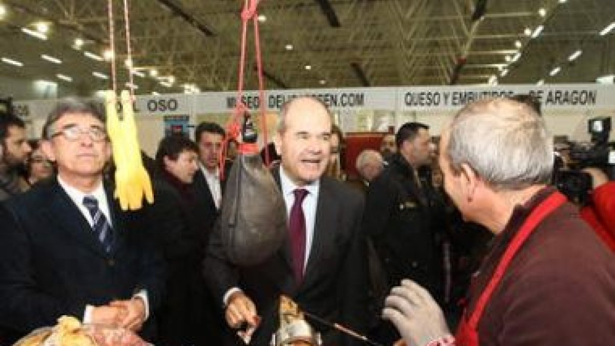 Jesús Esteban y Manuel Chaves probaron el jamón en uno de los expositores de la Feria Agroalimentari