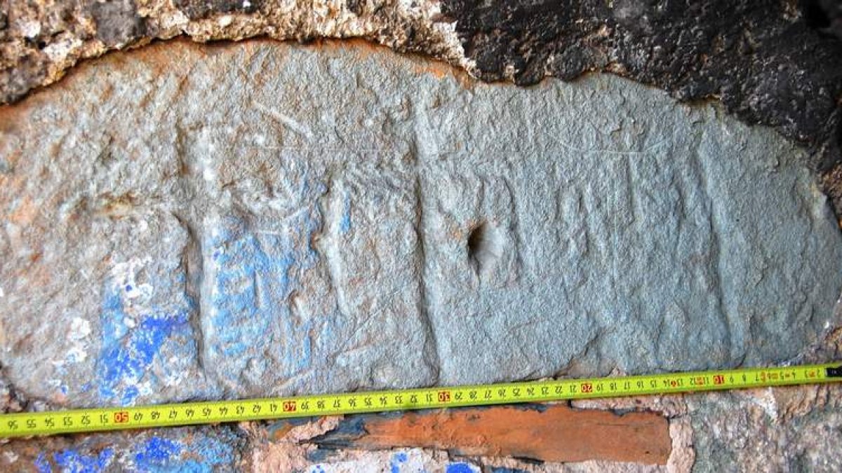 Imagen de detalle de la estela de la ermita de Manzanal del Puerto.