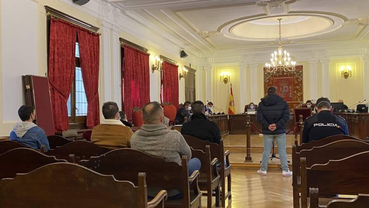 Los sospechosos, en un momento del juicio en la Audiencia. DL