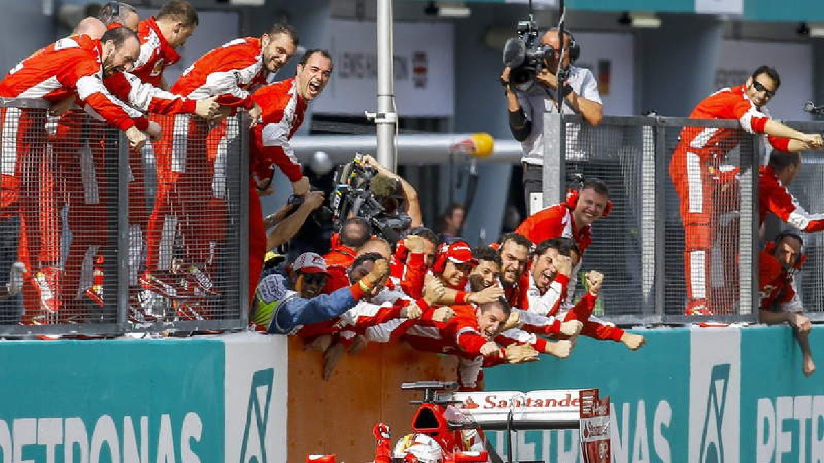 Vettel celebra su triunfo con los integrantes de Ferrari.