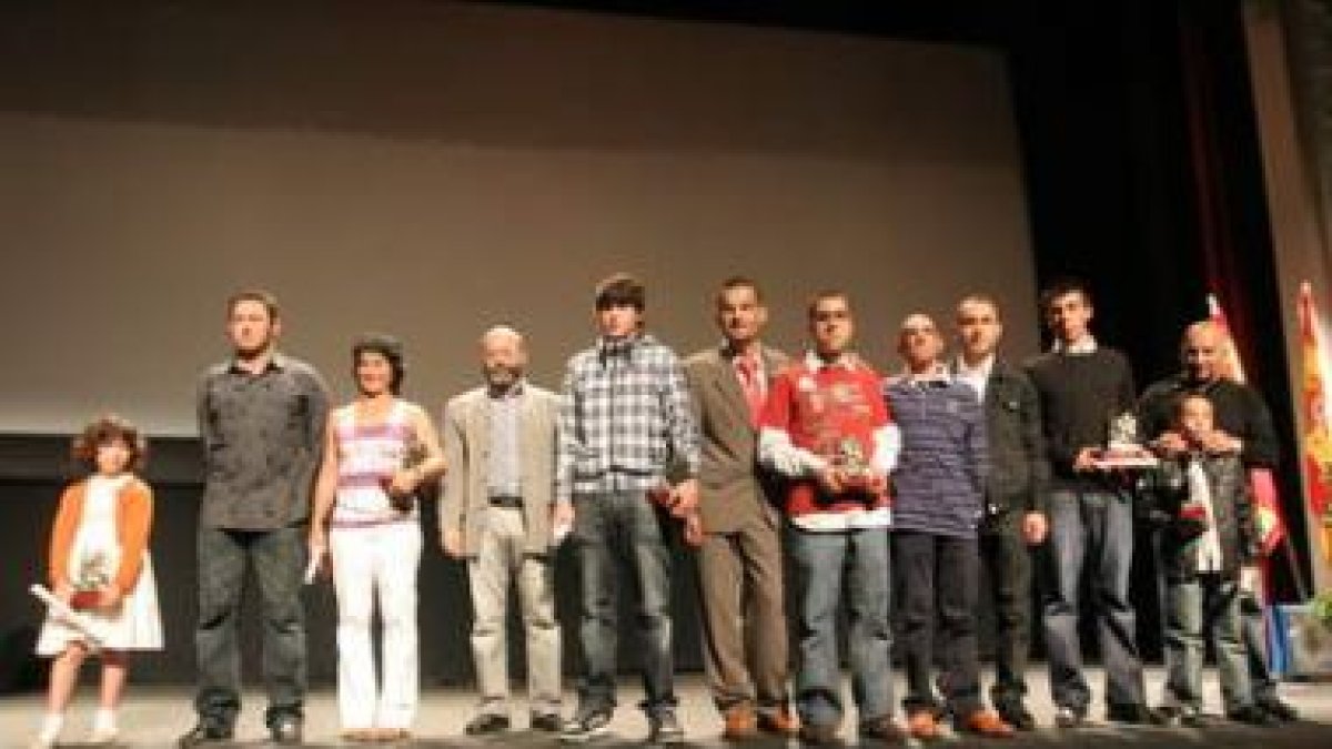 Todos los galardonados posan al final de La Gala con los trofeos acreditativos en la tradicional fot