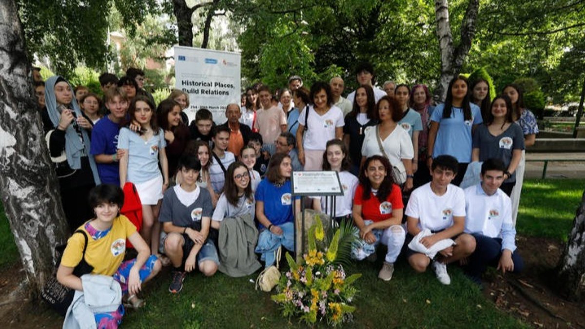Grupo de alumnas y alumnos del IES Padre Isla con las autoridades y profesorado frente al memorial del Hospicio de León en su inauguración. FERNANDO OTERO