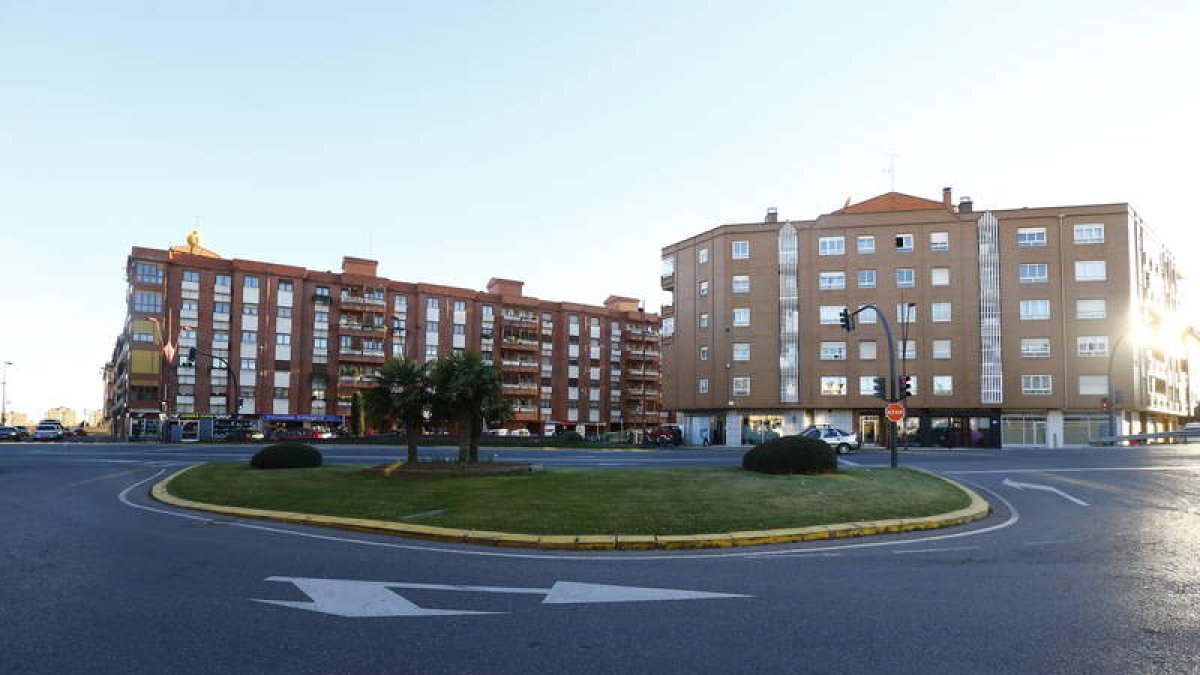 El peligroso cruce pasará a estar regulado mediante una rotonda con forma oval. RAMIRO