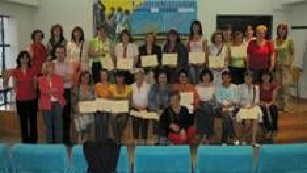 Parte de los alumnas que acudieron a los cursos de informática de Valverde junto al profesor