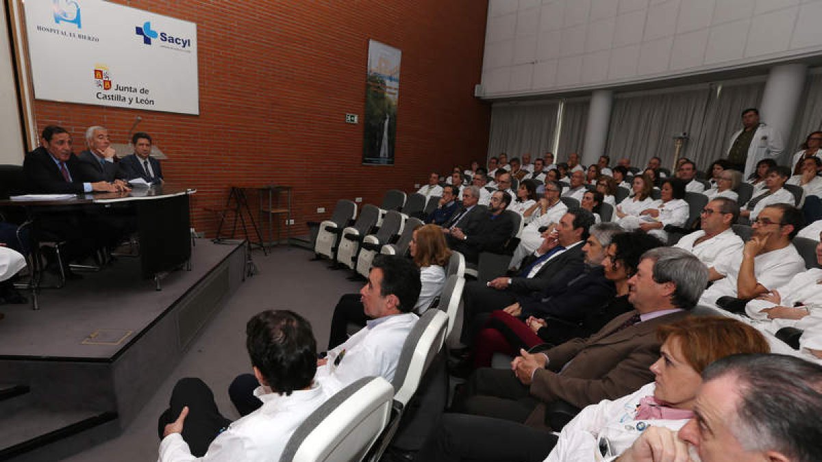 El consejero de Sanidad y el nuevo gerente, junto a la dirección del Sacyl y la directora médica del Hospital del Bierzo. ANA F. BARREDO