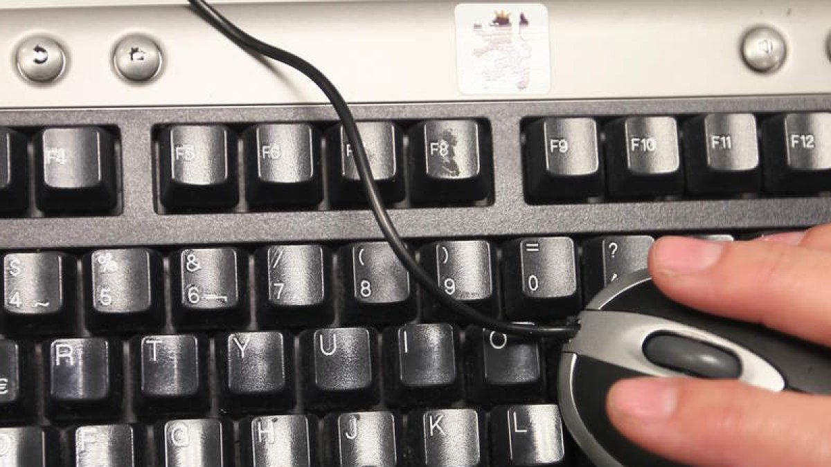 El teclado de un ordenador se ha convertido en la nueva forma de buscar un libro o un documento.