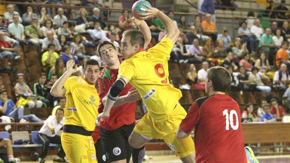 Adrián Fernandez se dispone a rematar a gol, sorteando a varios jugadores lusos.
