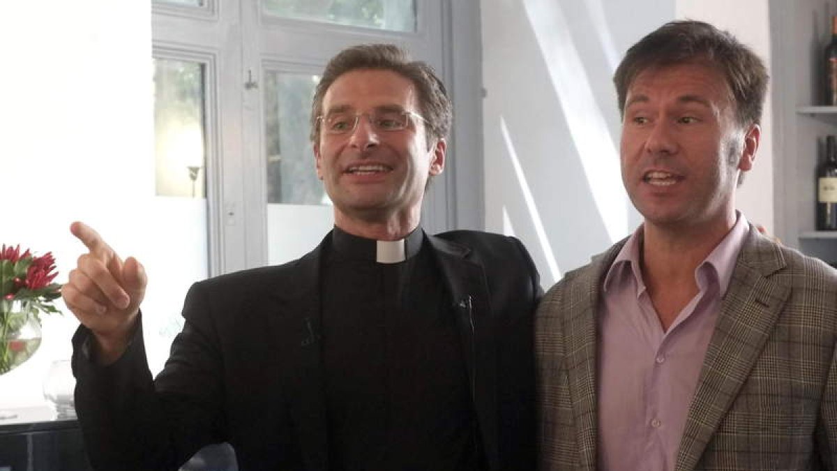 Krzysztof Charamsa y su compañero Eduardo, tras una rueda de prensa en Roma.