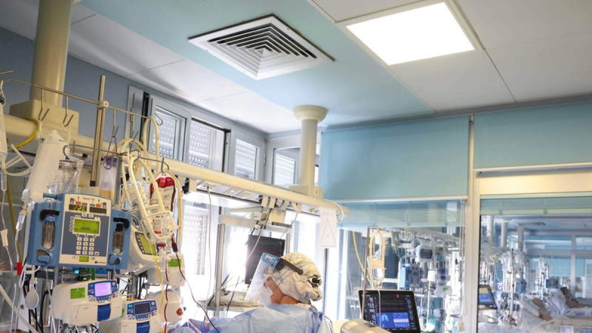 Un médico trabaja en una UCI de un hospital italiano. FILIPPO VENEZIA