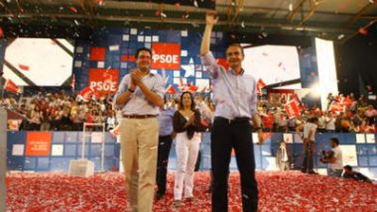 Óscar López y Zapatero, el 30 de mayo del 2009, en el pabellón de El Toralín.