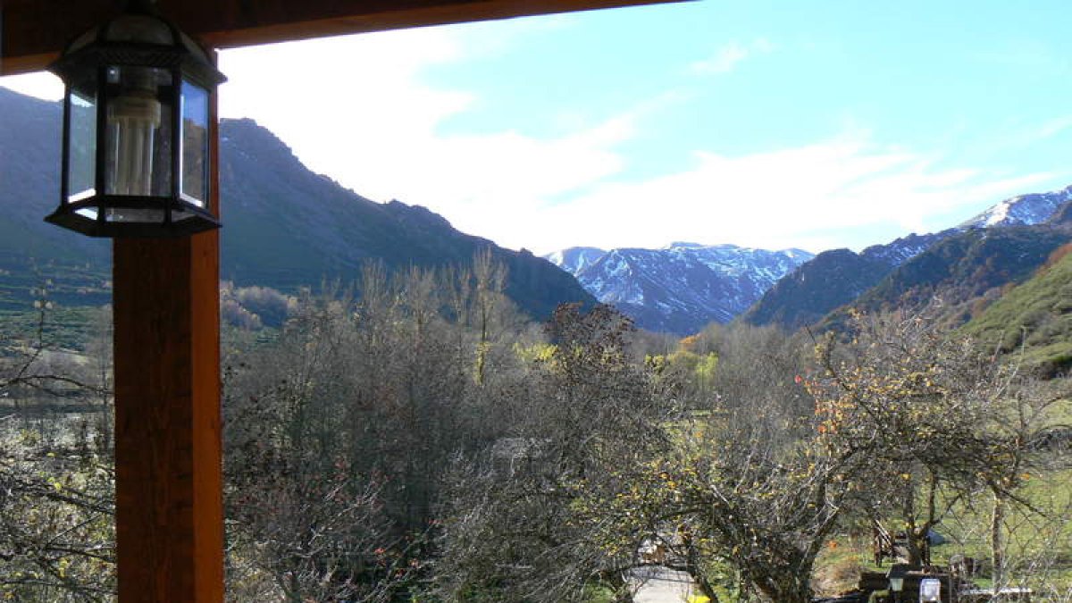 Vista de las montañas que rodean la comarca de Babia desde la localidad de Riolago.