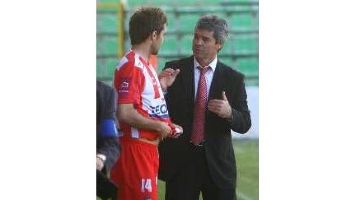 El técnico canario de la Ponferradina dice que aún no hay nada hecho