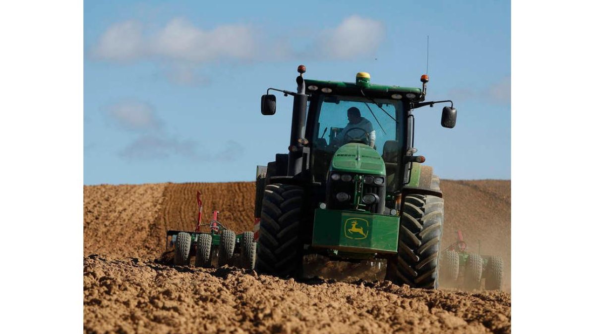 Un agricultor trabaja su tierra en Carbajal de Fuentes. jesús f. salvadores