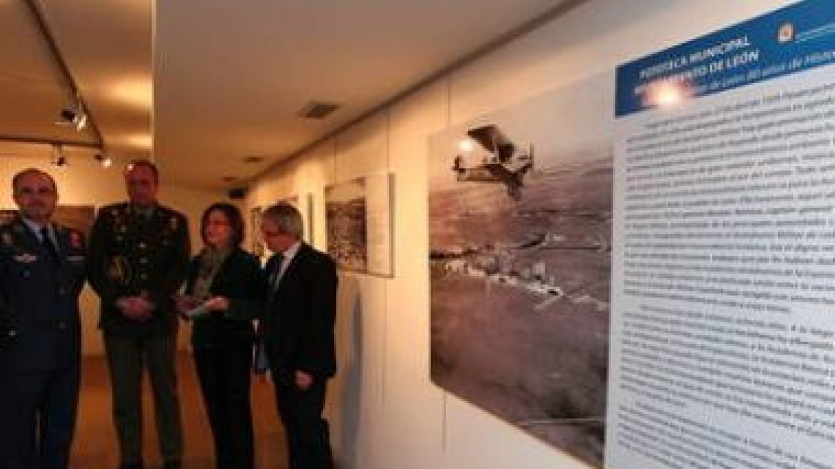 La concejala de Cultura, Evelia Fernández, y el comandante Santos (izquierda) inauguraron la muestra