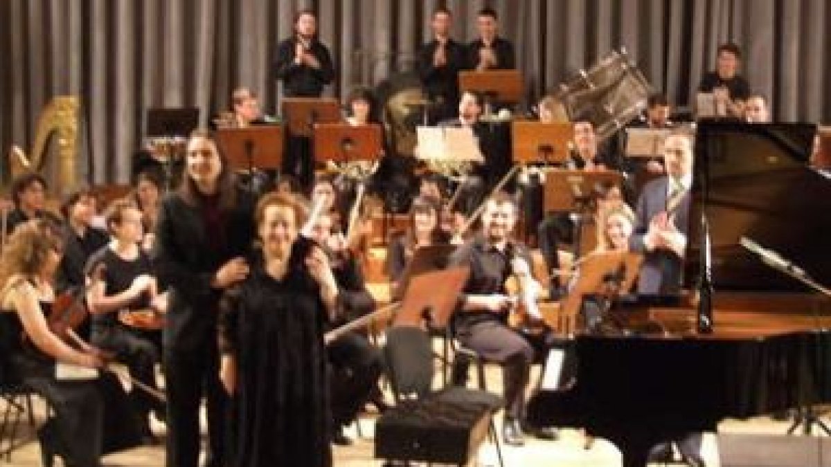 Pablo Geijo recibe la ovación junto con la pianista Purita de la Riva
