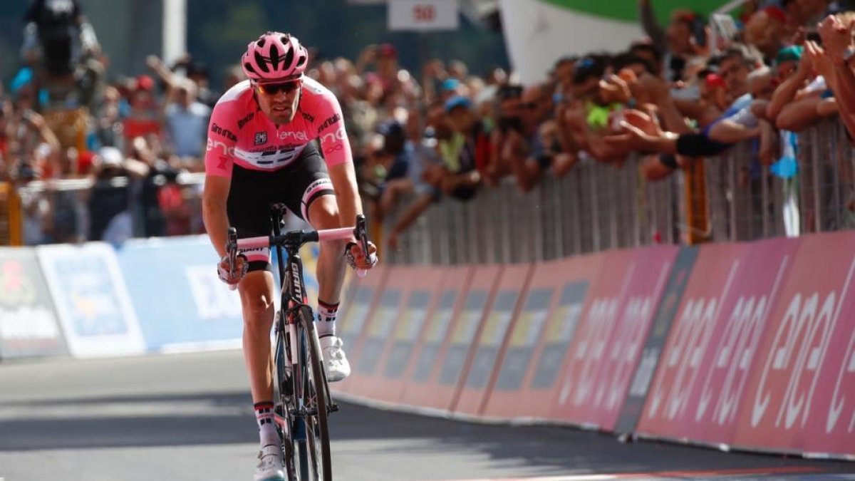 Tom Dumoulin cruza en solitario la meta de la 16ª etapa del Giro.