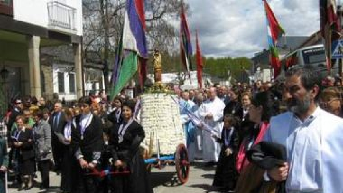 La Virgen de la Pilarica de La Ribera procesionó ayer con la participación de numerosos pendones